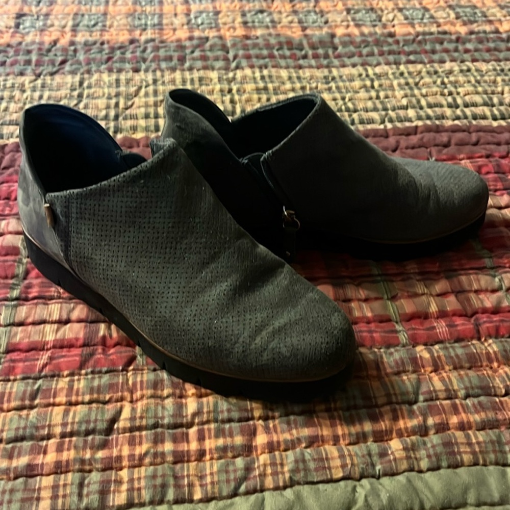 Dr scholls grey bootie.  Size 7.5